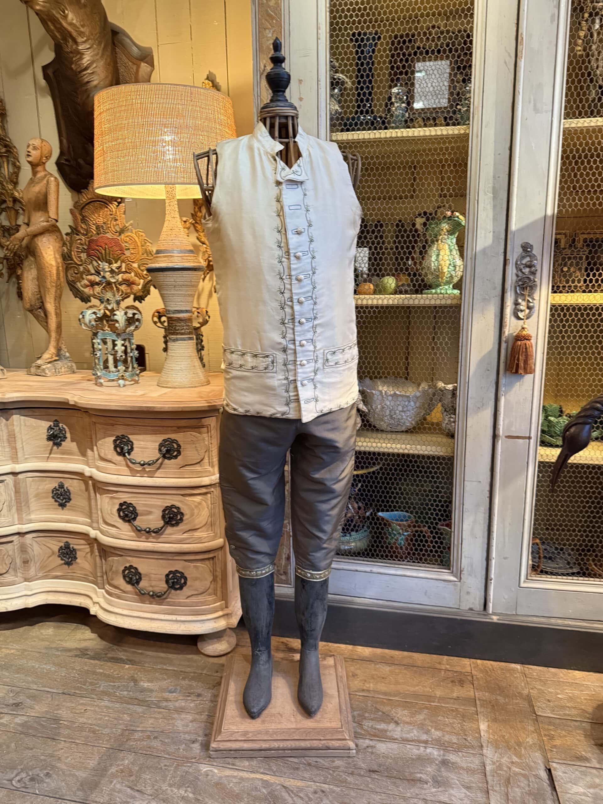 Gilet d'homme en lin brodé et son pantalon en soie verte - Suède fin XVIIIE sur un mannequin en osier – Image 5