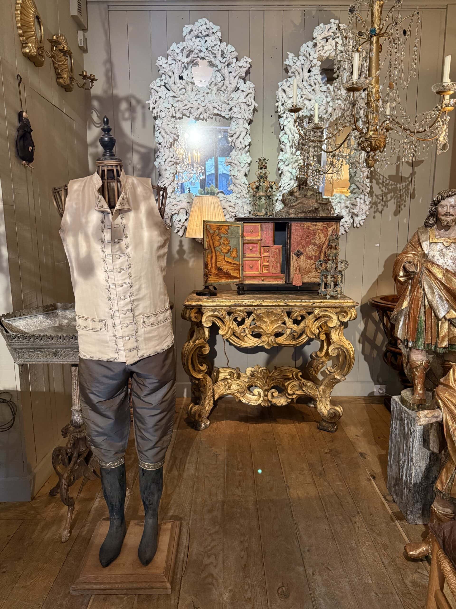 Gilet d'homme en lin brodé et son pantalon en soie verte - Suède fin XVIIIE sur un mannequin en osier – Image 6