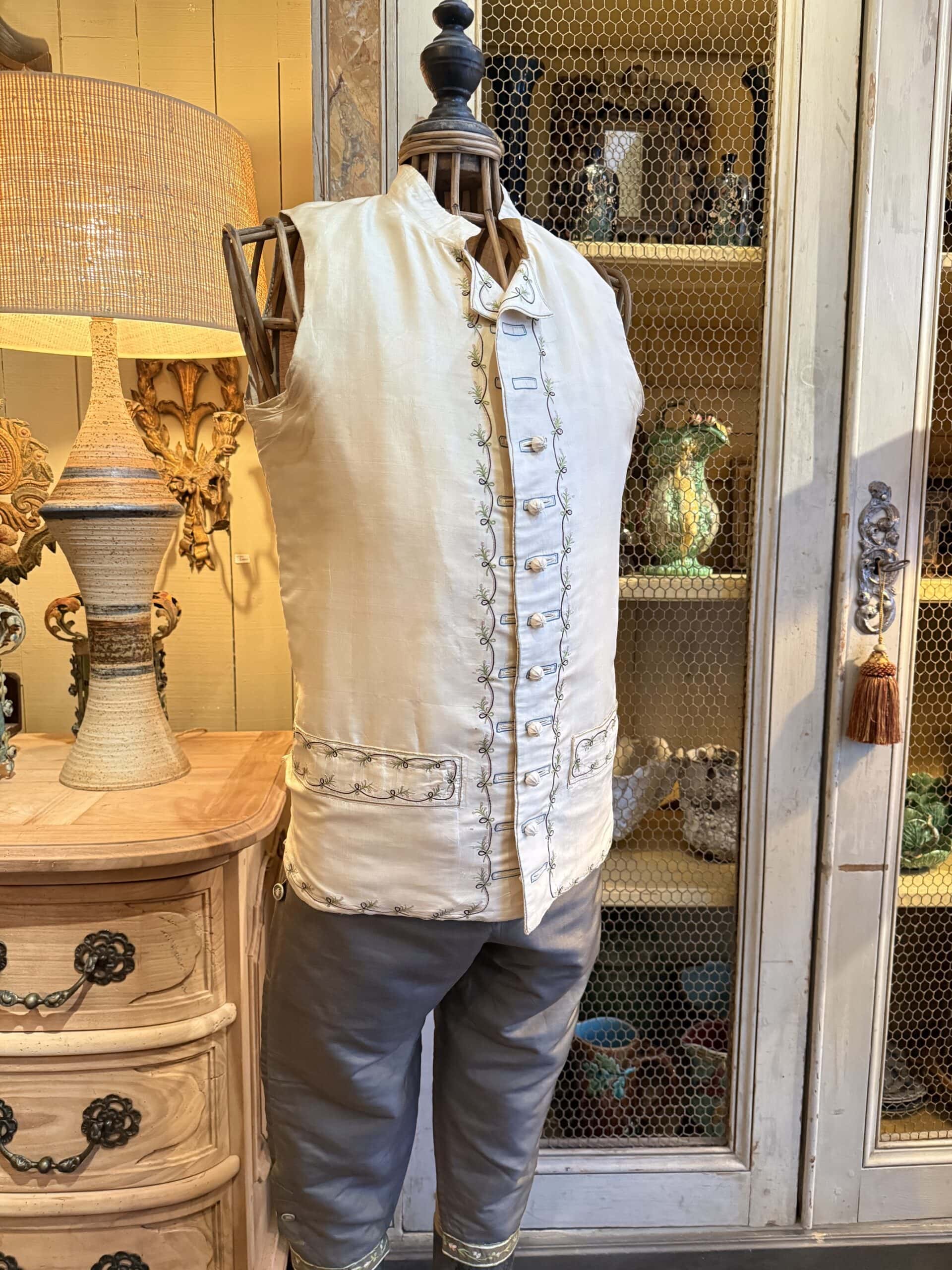 Gilet d'homme en lin brodé et son pantalon en soie verte - Suède fin XVIIIE sur un mannequin en osier – Image 7