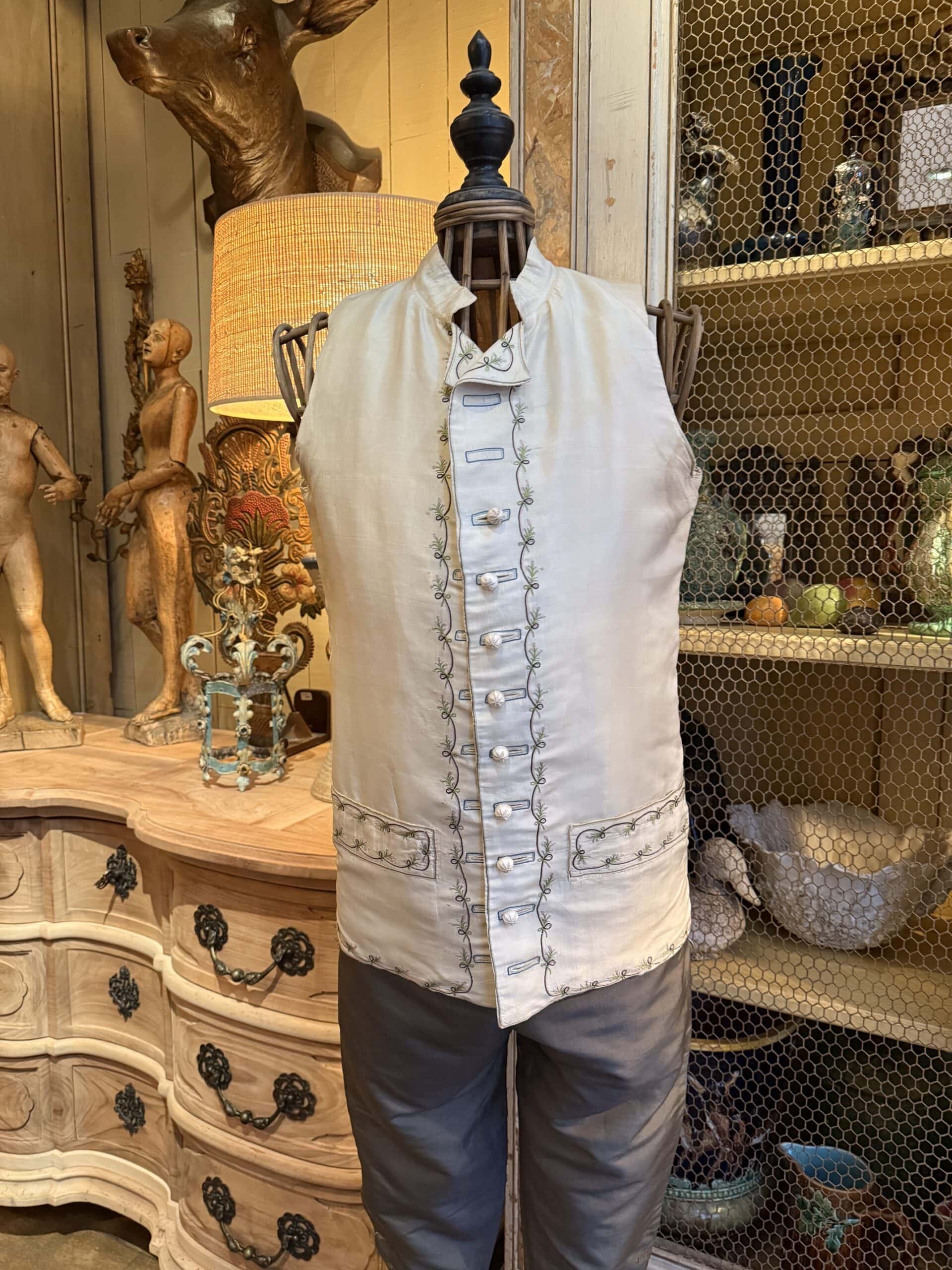 Gilet d’homme en lin brodé et son pantalon en soie verte – Suède fin  XVIIIE  sur un mannequin en osier