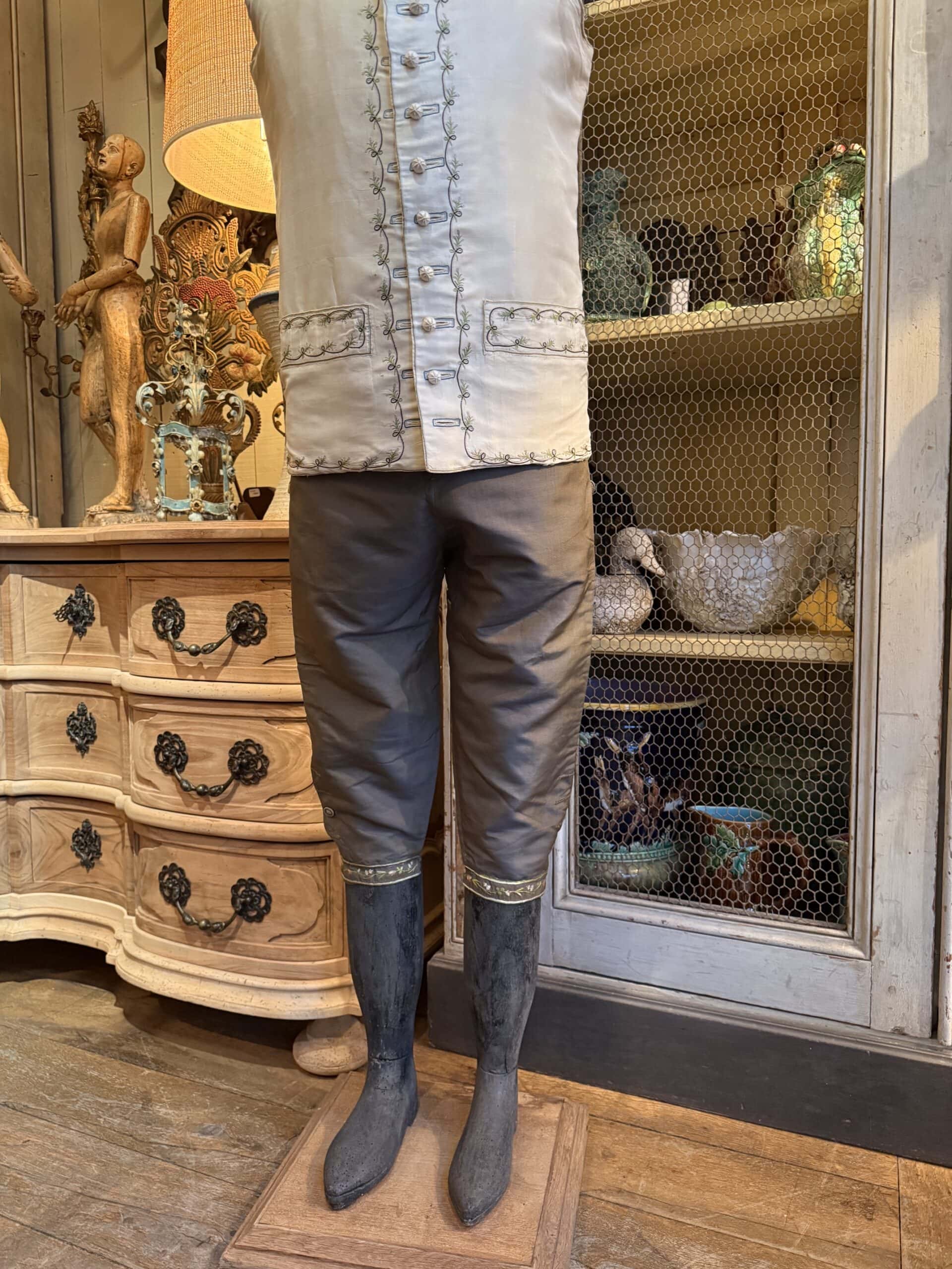 Gilet d'homme en lin brodé et son pantalon en soie verte - Suède fin XVIIIE sur un mannequin en osier – Image 4