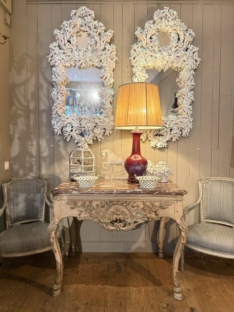 Table a gibier Louis XV en bois sculpté et peint – plateau en marbre – France XVIIIe