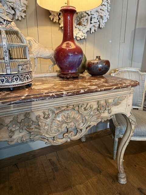 Table a gibier Louis XV en bois sculpté et peint - plateau en marbre - France XVIIIe – Image 2