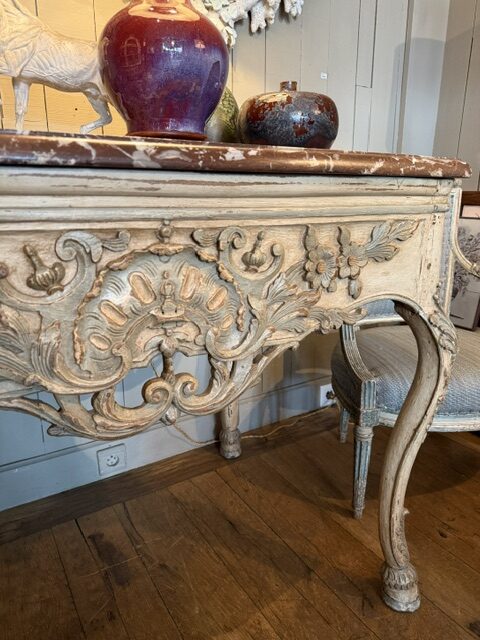 Table a gibier Louis XV en bois sculpté et peint - plateau en marbre - France XVIIIe – Image 3