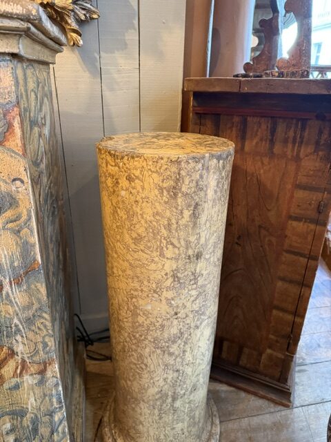 Colonne ou stèle en plâtre décor imitation marbre ochre - France fin XIXe – Image 2