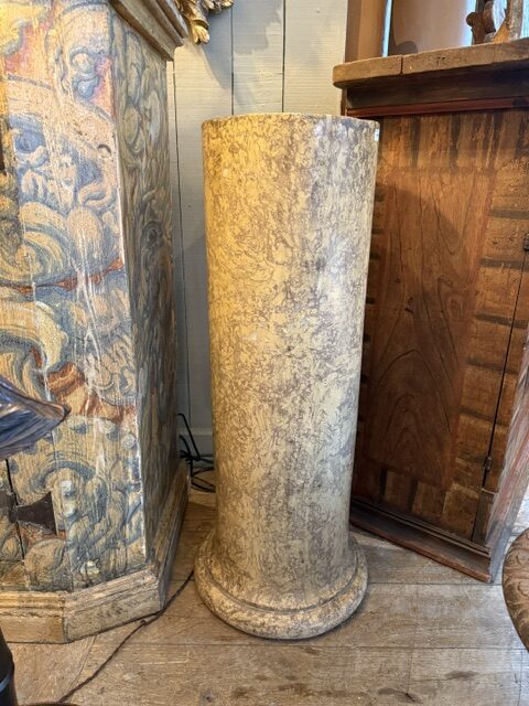 Colonne ou stèle en plâtre décor imitation marbre ochre – France fin XIXe