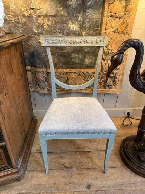 Une chaise de boudoir Vénitienne en laque bleue décor de fleurs polychrome XVIIIe