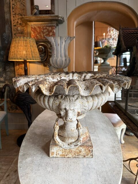 Paire de vasques à collerette "têtes de lion" en fonte blanche - France XIXe – Image 2