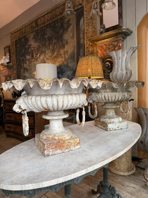 Paire de vasques à collerette “têtes de lion” en fonte blanche – France XIXe