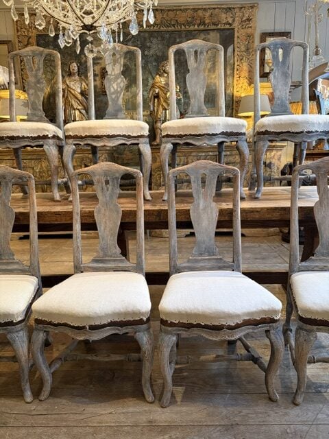 Suite de 8 chaises Suédoises en bois patine gris-bleu ca.1800