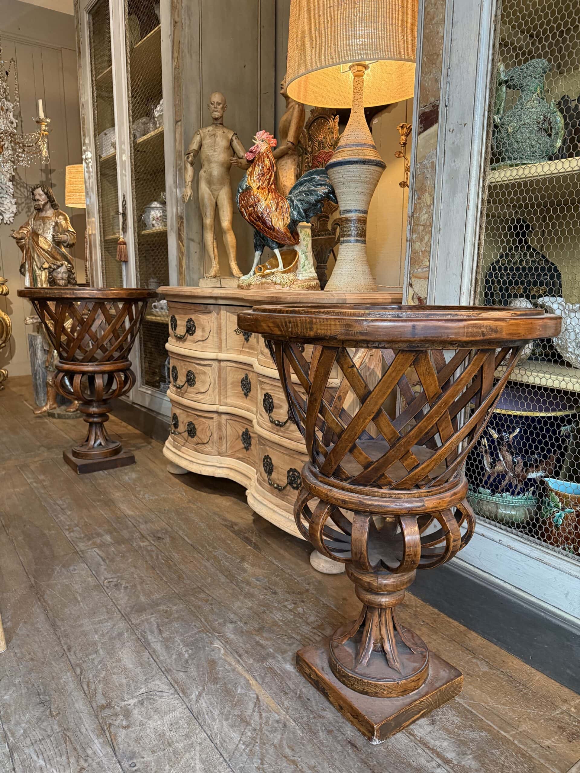 Paire de grands cache pots ajourés en acajou et pied orné de feuilles - France ca.1900 – Image 3