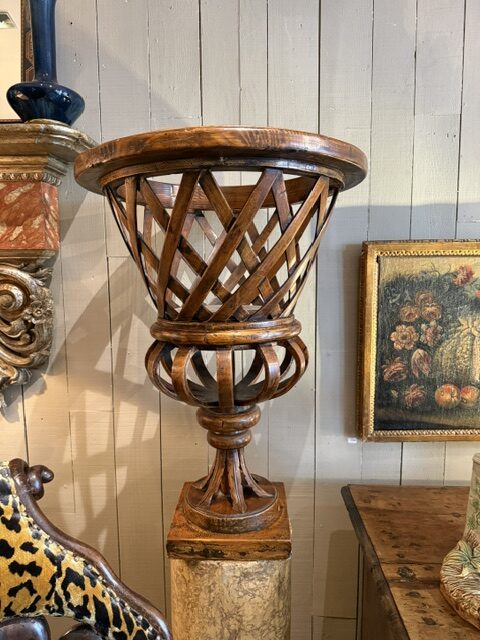 Paire de grands cache pots ajourés en acajou et pied orné de feuilles – France ca.1900