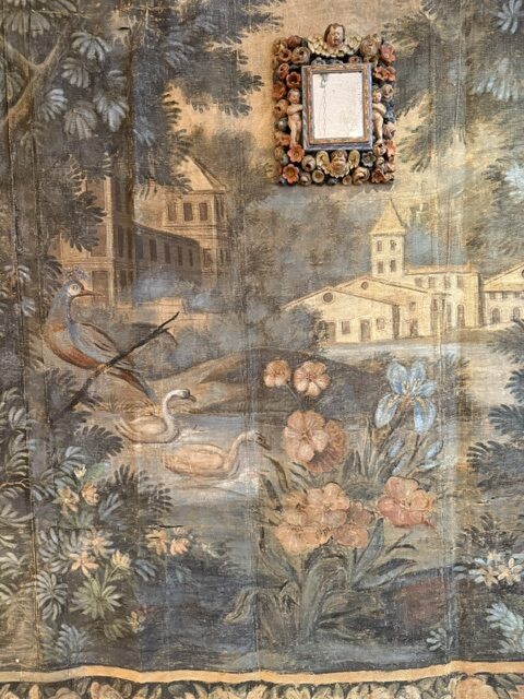 Grande toile peinte décor de paysage avec un château, des oiseaux & fleurs- bordure de fruits et feuillages- France XVIIIe – Image 7