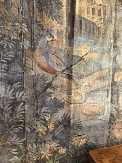 Grande toile peinte décor de paysage avec un château, des oiseaux & fleurs- bordure de fruits et feuillages- France XVIIIe – Image 4