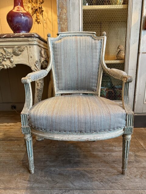 Paire de fauteuils Louis XVI en bois sculpté recouverts de tissu en crin gris bleu – France XVIIIe