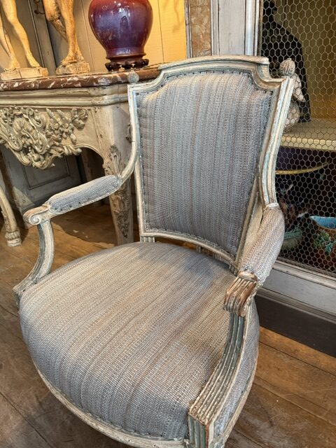 Paire de fauteuils Louis XVI en bois sculpté recouverts de tissu en crin gris bleu - France XVIIIe – Image 4