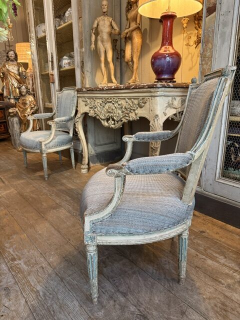 Paire de fauteuils Louis XVI en bois sculpté recouverts de tissu en crin gris bleu - France XVIIIe – Image 3