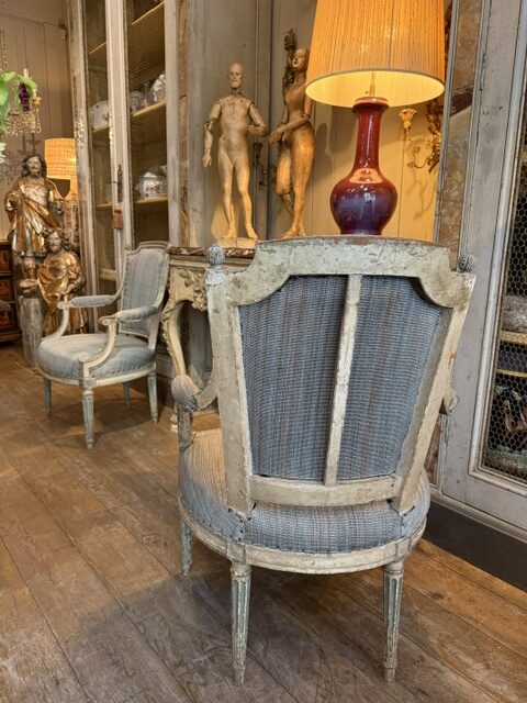 Paire de fauteuils Louis XVI en bois sculpté recouverts de tissu en crin gris bleu - France XVIIIe – Image 2
