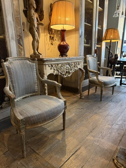 Paire de fauteuils Louis XVI en bois sculpté recouverts de tissu en crin gris bleu - France XVIIIe – Image 6