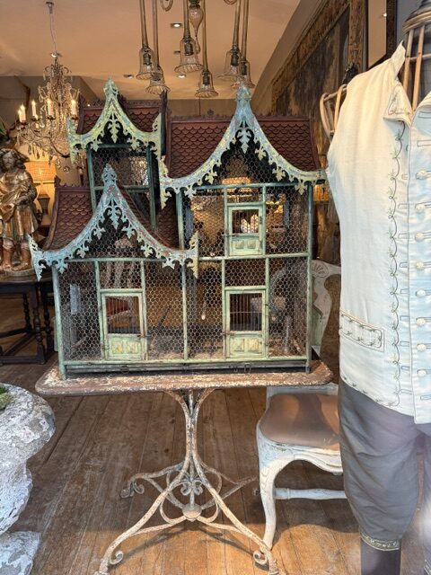 Grande cage en fer et bois – style Anglo-Normand fin XIXe