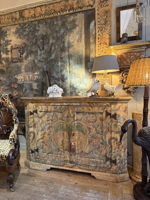 Paire de buffets hauts polychromes à riche décor Baroque Italien - fin XIXe – Image 4