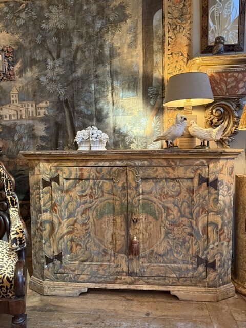 Paire de buffets hauts polychromes à riche décor Baroque Italien - fin XIXe – Image 7