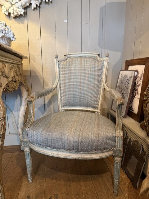 Paire de fauteuils Louis XVI en bois sculpté recouverts de tissu en crin gris bleu - France XVIIIe – Image 7