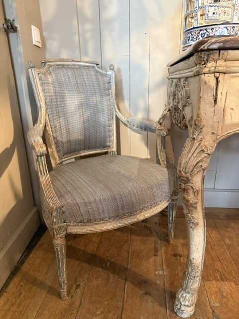 Paire de fauteuils Louis XVI en bois sculpté recouverts de tissu en crin gris bleu - France XVIIIe – Image 5