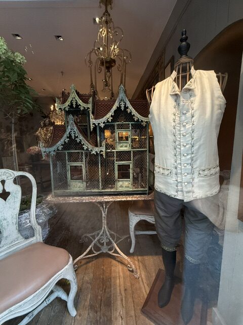 Gilet d'homme en lin brodé et son pantalon en soie verte - Suède fin XVIIIE sur un mannequin en osier – Image 3