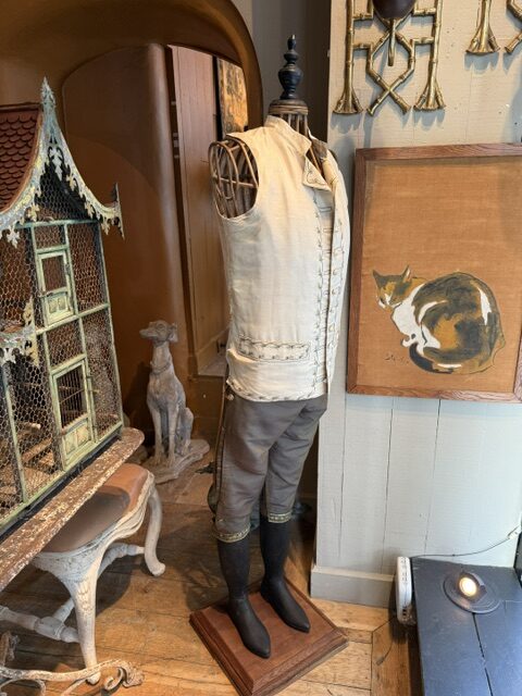 Gilet d'homme en lin brodé et son pantalon en soie verte - Suède fin XVIIIE sur un mannequin en osier – Image 2