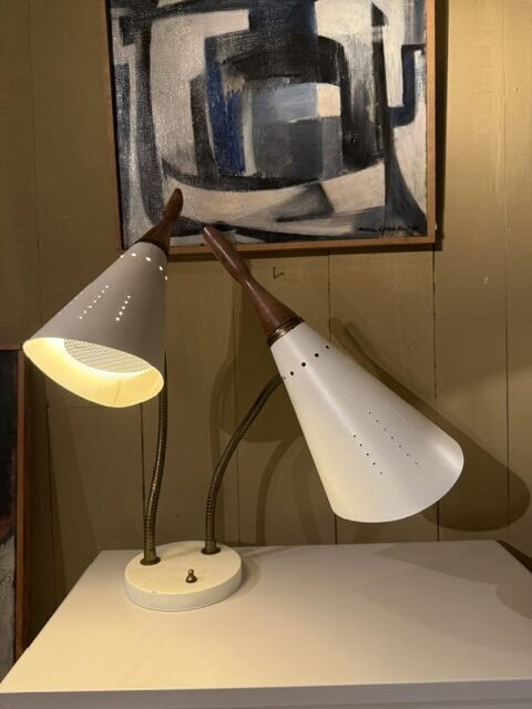 Lampe de bureau en métal laqué, deux abat-jours sur bras flexibles en laiton – Danemark ca.1950 – Image 5