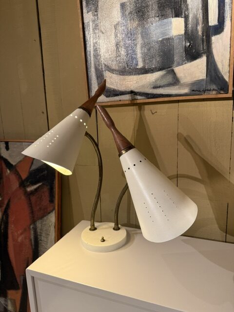 Lampe de bureau en métal laqué, deux abat-jours sur bras flexibles en laiton – Danemark ca.1950 – Image 4