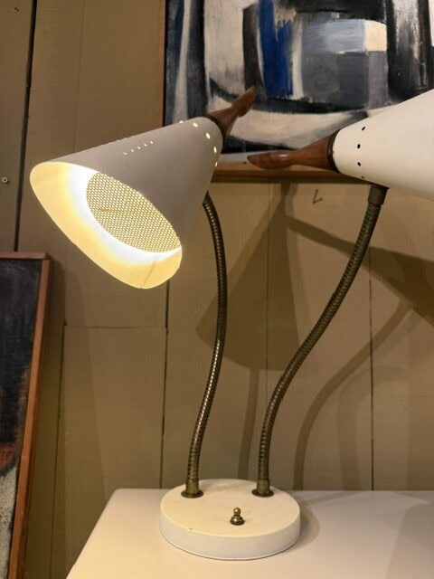 Lampe de bureau en métal laqué, deux abat-jours sur bras flexibles en laiton – Danemark ca.1950 – Image 2