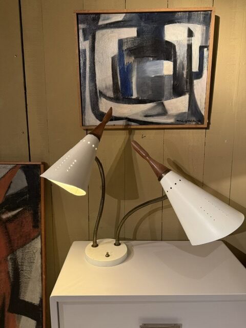 Lampe de bureau en métal laqué, deux abat-jours sur bras flexibles en laiton – Danemark ca.1950