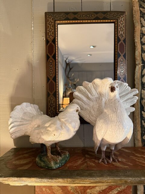Rare couple de “pigeons -Paon” en poterie de Bavent – fin XIXe  – (2 paires disponibles)