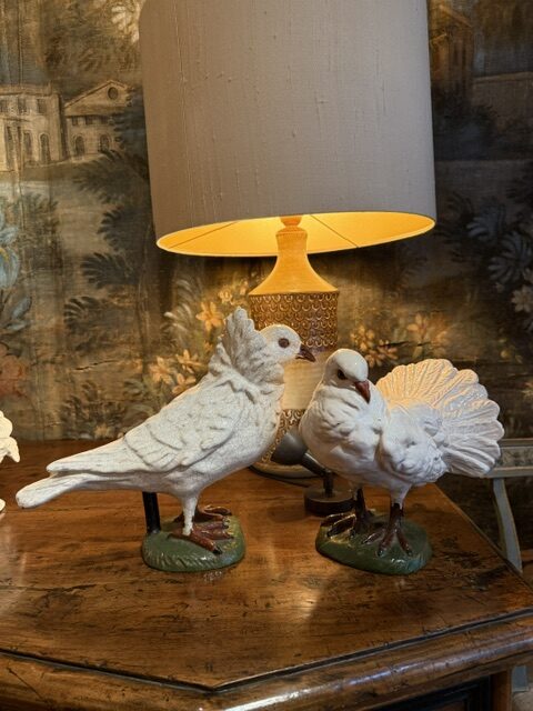 Rare couple de "pigeons -Paon" en poterie de Bavent - fin XIXe - (2 paires disponibles) – Image 2